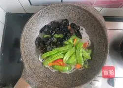 Illustration of how to make lotus pond stir-fry 9