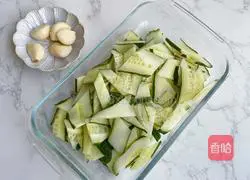 Illustration of how to make cucumber mushrooms in clear soup 1