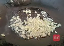 Illustration of how to stir-fry lettuce leaves in olive oil 2