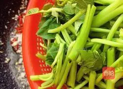 Illustration of how to make garlic water spinach 9