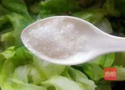 Illustration of how to make hand-shredded cabbage 4