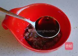 Illustration of how to mix iced vegetables with vinegar and garlic 6