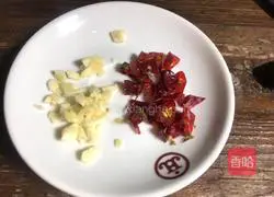 Illustration of how to make spicy and sour lettuce strips 2