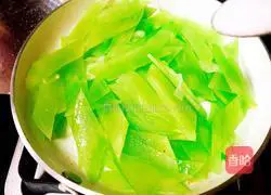 Illustration of how to make fried bamboo shoots with double peppers 5