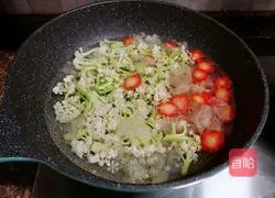 Illustration of how to cook white fungus and stir-fried cauliflower 6