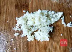 Illustration of how to stir-fry purple cabbage with minced garlic 2