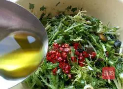 Illustration of how to make preserved eggs mixed with bitter chrysanthemums 13