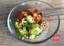 Illustration of how to mix green and red peppers with shredded potatoes 2