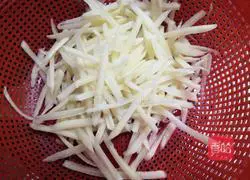 Illustration of how to make green pepper and potato shreds 4