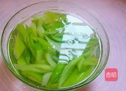 Illustration of how to make cold celery 4