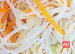 Illustration of how to stir-fry mung bean sprouts 7