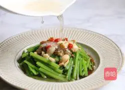 Illustration of how to make celery with cashew nuts 11