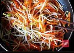 Illustration of how to stir-fry mung bean sprouts with shredded carrots 8