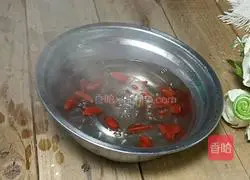 Illustration of how to make steamed wolfberry and radish strips 4