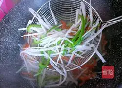 Illustration of how to mix lotus root shreds 6