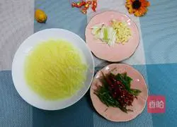 Illustration of how to make green pepper and potato shreds 1