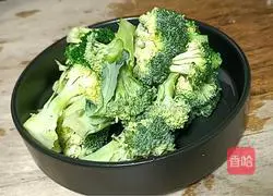 Illustration of how to make broccoli in tomato sauce 1