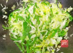 Illustration of how to stir-fry cabbage and pepper 7