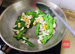 Illustration of how to make fried snow peas with lilies and ginkgo almonds 4