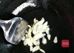 Stir-fried yam, black fungus and carrot Illustration of how to do it 5