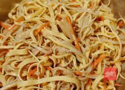 Illustration of how to make enoki mushrooms mixed with dried tofu and shredded carrots 21