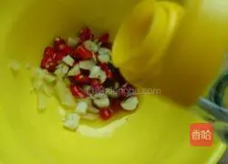 Illustration of how to make cold coriander 3