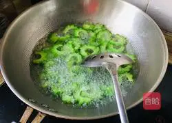 Illustration of how to make cold bitter melon 3
