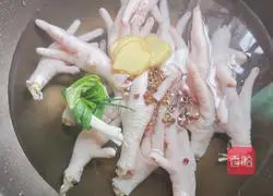Illustration of how to make spicy and sour boneless chicken feet 3