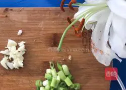 Illustration of how to stir-fry edamame with green peppers 3