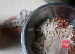 Illustration of how to make fermented black beans mixed with enoki mushrooms 10