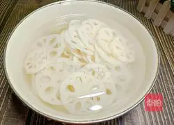 Illustration of making smooth lotus root slices 1