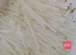 Illustration of how to make spicy and sour shredded potatoes 2