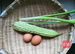 Illustration of how to make bitter melon and scrambled eggs 1