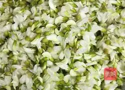 Illustration of how to steam locust flowers 3