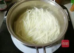 Illustration of how to make shredded potatoes 3