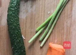 Illustration of how to make shredded carrots and cucumbers 1