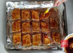 Illustration of how to make spicy grilled tofu that is crispy on the outside and tender on the inside 9