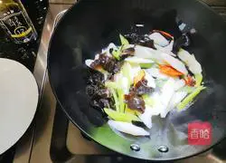 Illustration of how to stir-fry fungus with light salt yam 5
