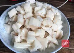 Illustration of how to make mushroom sauce mixed with diced lotus root 3