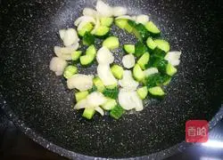 Illustration of how to make mango, cucumber and lily 4