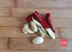 Illustration of how to stir-fry mung bean sprouts in vinegar 3