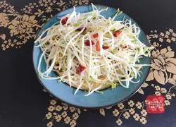 Illustration of spicy and sour mung bean sprouts 5