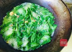 Illustration of how to make sea rice, salted egg and bamboo shoot leaf soup 8