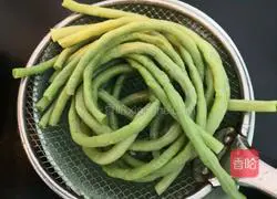 Illustration of making long beans with sesame salad dressing 7