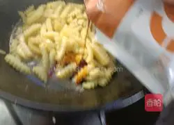 Illustration of how to make Xiabu Sichuan style wolf tooth potato strips 4