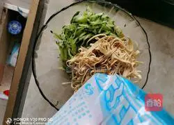 Illustration of how to make shredded tofu and cucumber salad 9