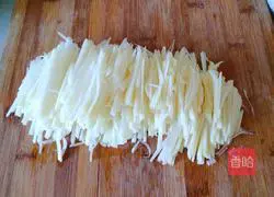 Illustration of how to make fried leeks with shredded potatoes 5
