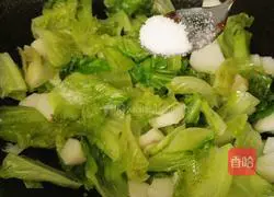 Illustration of how to stir-fry lettuce with yam 9