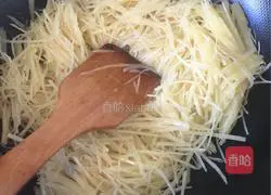Illustration of how to make fried leeks with shredded potatoes 8