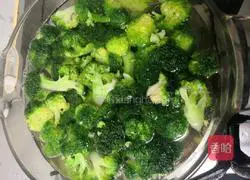 Illustration of how to make stir-fried broccoli that tastes moist and green 1